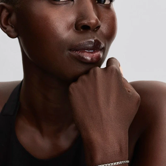 perfekt för att förstärka din personliga stil med elegans och karaktär. Låt din unika historia skina med denna ikoniska design.