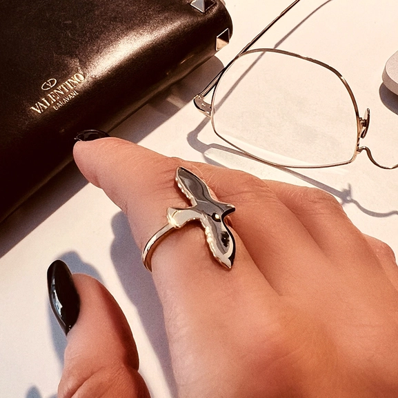 Dove Ring L Gold - Emma Israelsson - Snabb frakt & paketinslagning - Nordic Spectra