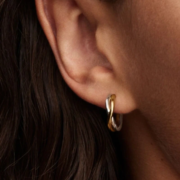 Organiskt Formade Hoops Silver & Guld från Pandora Essence - Justerbara hoops i sterlingsilver och 14 karat guld med lekfull design i två färger. Skapa en djärv och originell stil med dessa vackra örhängen.