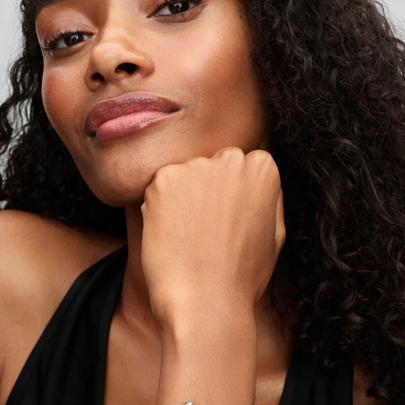 Turkosfärgad hängberlock från Pandora Moments i sterlingsilver. Unik struktur med rund turkosfärgad berlock. Lekfull uppfräschning av din stil.