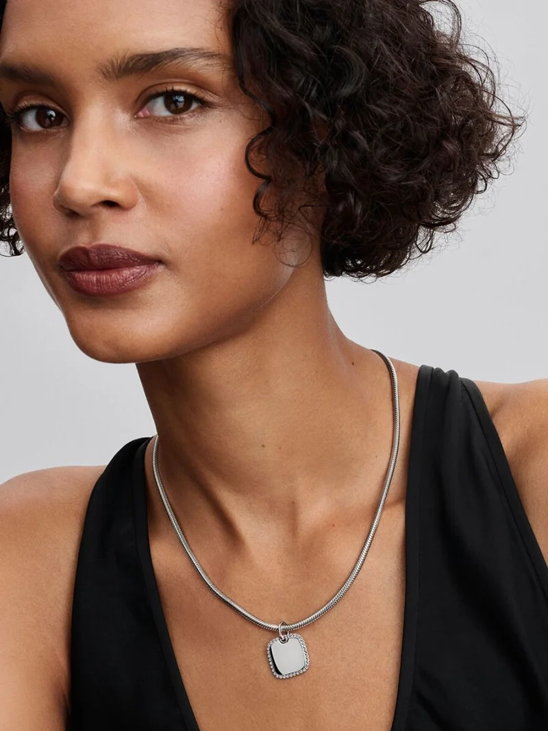 Kvadratiskt hängsmycke med gnistrande stenar i sterlingsilver från Pandora Moments.