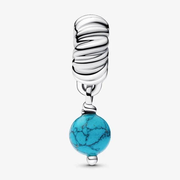 Turkosfärgad hängberlock från Pandora Moments i sterlingsilver. Unik struktur med rund turkosfärgad berlock. Lekfull uppfräschning av din stil.