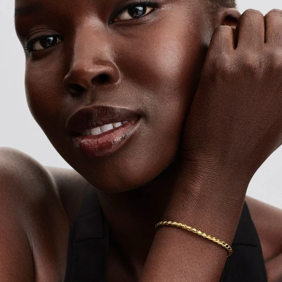 en symbol för din unika stil och självuttryck. Låt detta smycke berätta din historia på ett subtilt och sofistikerat sätt.