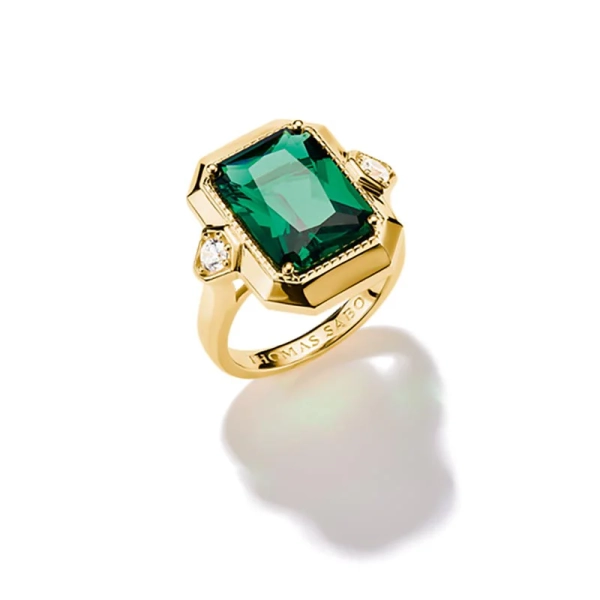 Grön Elyndra Cocktail Ring Guld från Thomas Sabo med smaragdgrön sten och vita zirkoniastenar på guldpläterat silver.