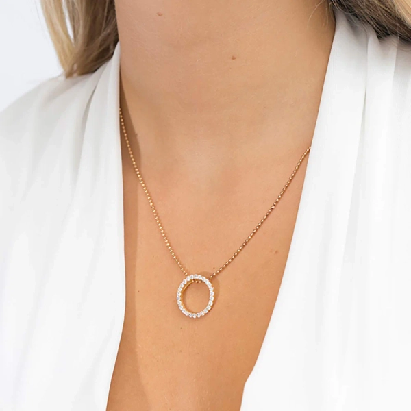 ett elegant halsband i 18K guldpläterat silver med gnistrande cubic zirconia-stenar.