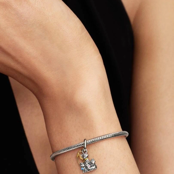 emaliyksityiskohtia ja kaiverrus "MUM".