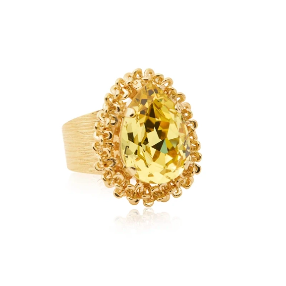 Guldfärgad ring med en mörk jonquil-sten i mitten
