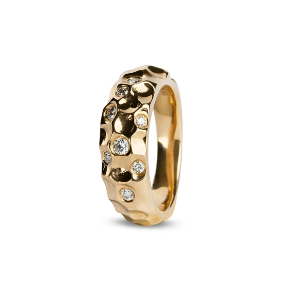 POFF-ring i massivt 18K guld med strukturerad yta och briljantslipade diamanter