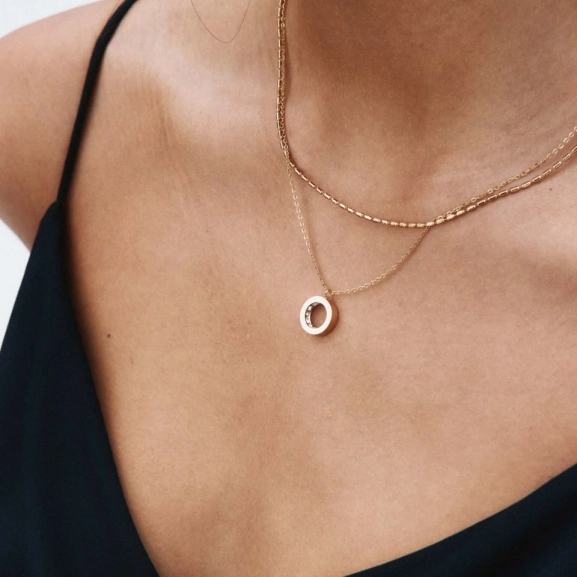 avlånga rektangulära länkar som reflekterar ljuset.