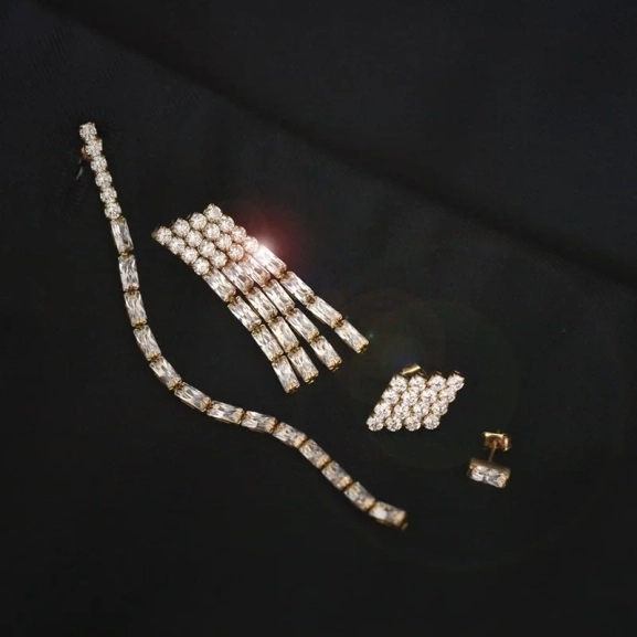 Luminary Earrings Long Gold - Edblad - Snabb frakt & paketinslagning - Nordic Spectra
