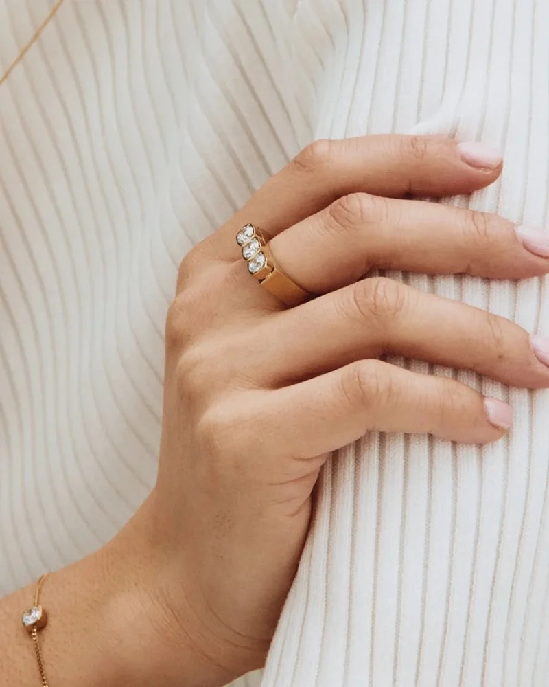 Guldfärgad Edblad Gemma-ring med elegant design och glittrande stenar