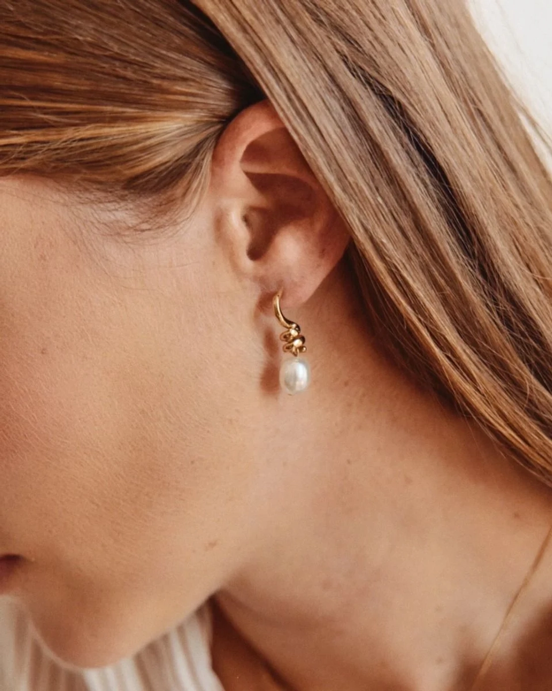 Swivel presentset med halsband och örhängen i 14K guldpläterat stål och droppformade pärlemorpärlor