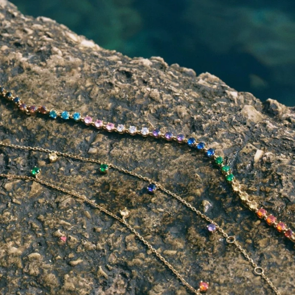 Edblad Rainbow Bracelet Gold med regnbågsfärgade cubic zirconia-stenar på en 14K guldpläterad kedja