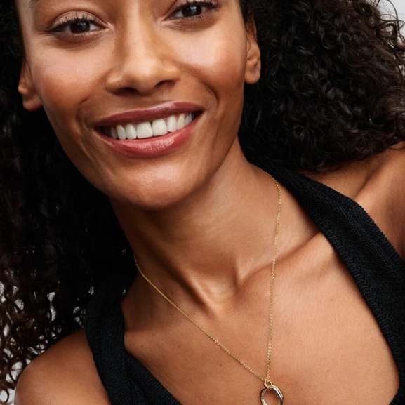 Halsband med Tvåtonat Hängsmycke från Pandora Essence kollektionen. Tillverkat av sterlingsilver och 14 karat guldpläterad metall. Unik design med sammanflätade cirklar symboliserar evighet och enhet.
