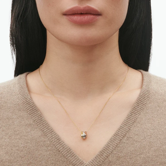 SS25_ECOM_ON-MODEL_FUSION_PENDANT_10016419_Close-ups