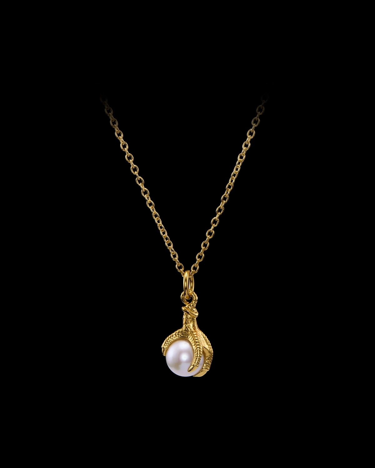 Perlenkette „Claw Pearl Necklace Gold“ mit Süßwasserperle und krallenartiger Verzierung aus 18-karätig vergoldetem Silber von Maria Nilsdotter.