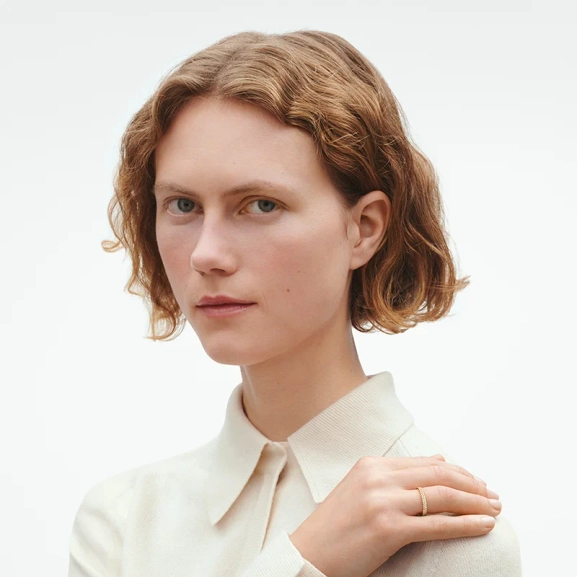 AW25_ECOM_ON-MODEL_MAGIC_RING_YG_DIAMOND_PAVE_20000284