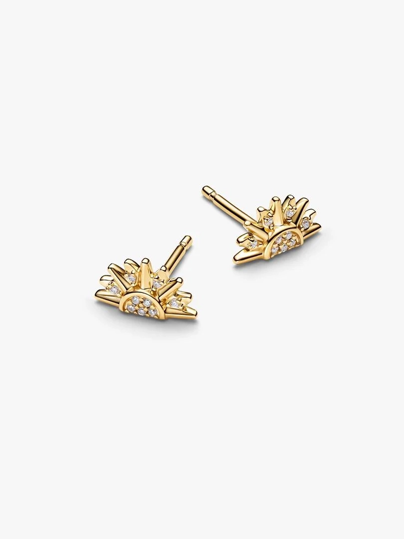 Himmelskt Glittrande Stiftörhängen Guld från Pandora med gnistrande cubic zirconia och 14K guldplätering på vit bakgrund.