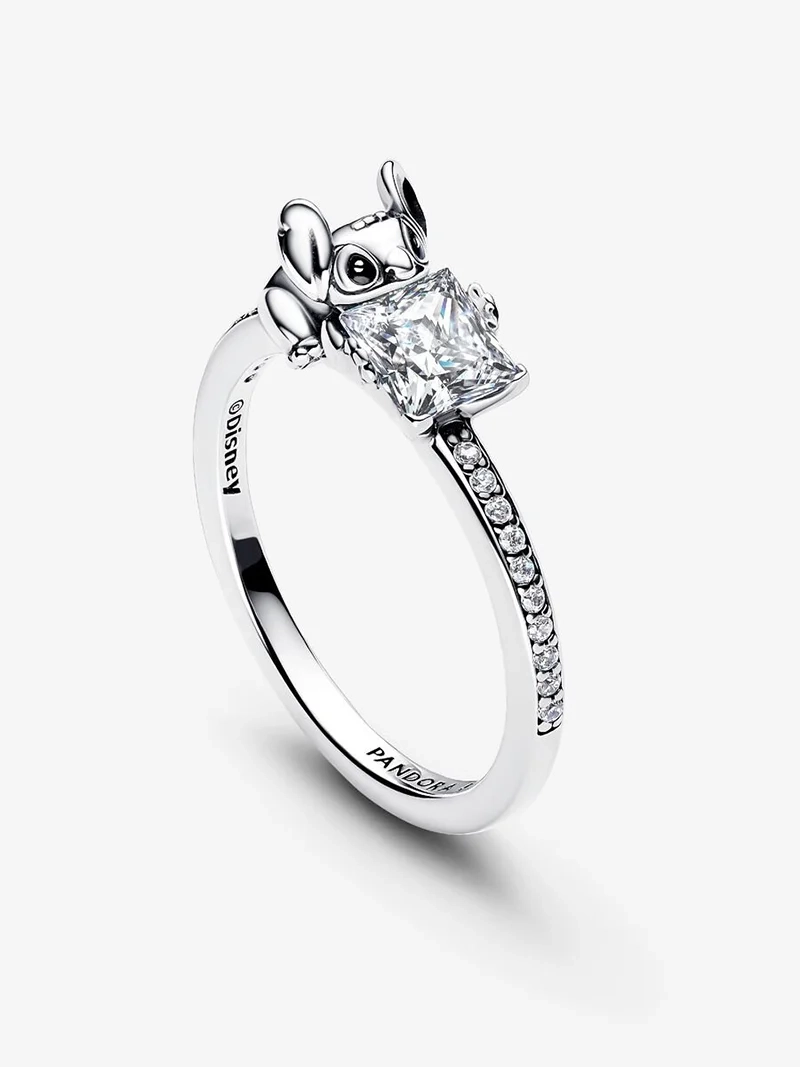 Disney Stitch & Stone-ring i sterlingsilver med gnistrande kubisk zirkonia och djupsvart emalj som fångar Stitchs ikoniska konturer. Idealisk accessoar för Disney-entusiasten som vill addera glans till sin stil.