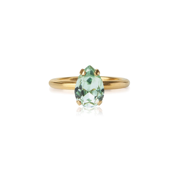 Guldfärgad Petite Drop Ring från Caroline Svedbom med en glittrande chrysolite-sten