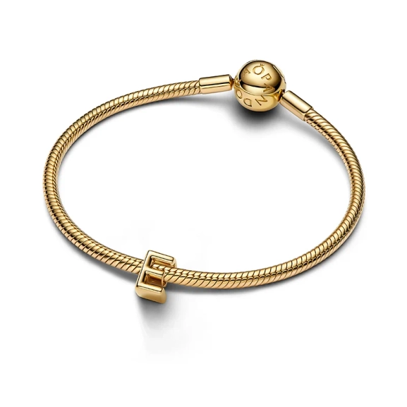 Elegant bokstavsboklock i 14K guldpläterad metall från Pandora Moments. Skapa unika budskap med denna stilfulla E-berlock för en personlig touch i din stil.