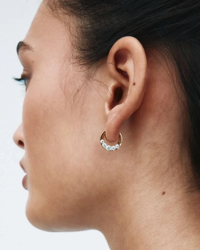 små guldfärgade örhängen i stål med cubic zirconia