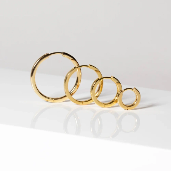 eleganta och smala örhängen i 18K guldpläterat silver