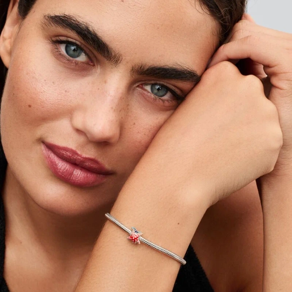 Färgglad sjöstjärna miniberlock från Pandora med lekfull design i sterlingsilver