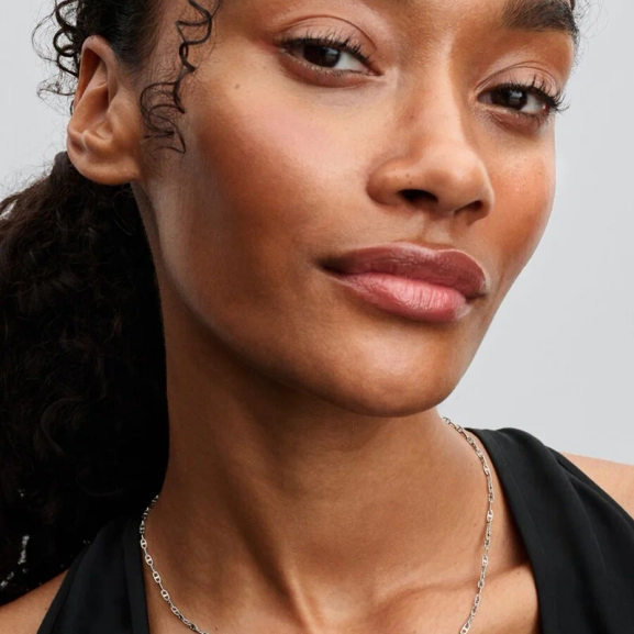 Ankarkedja Halsband från Pandora - Skapa en stilfull och personlig känsla med detta vackra smycke som ger din outfit en elegant prägel.