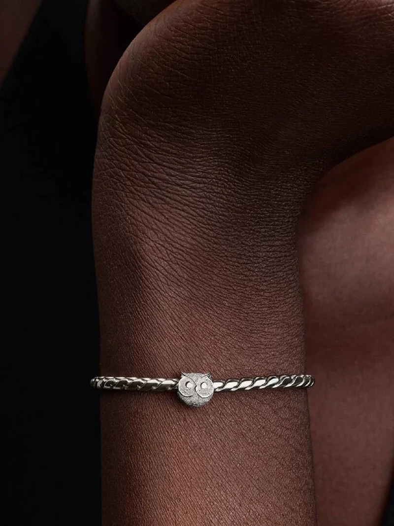 Symbol für Weisheit und Intuition mit funkelnder Textur und subtiler Eleganz