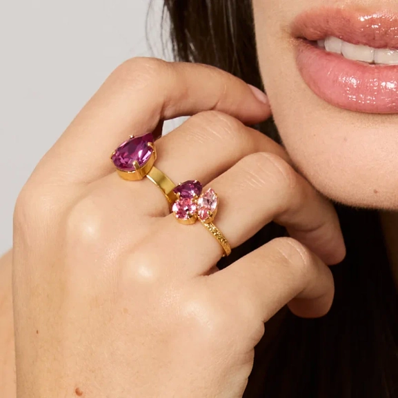 dekorerad med en mörkrosa droppformad Swarovski-kristall