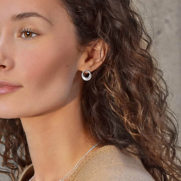 Orbit Studs - Drakenberg Sjölin Örhängen - Snabb frakt & paketinslagning - Nordicspectra.se