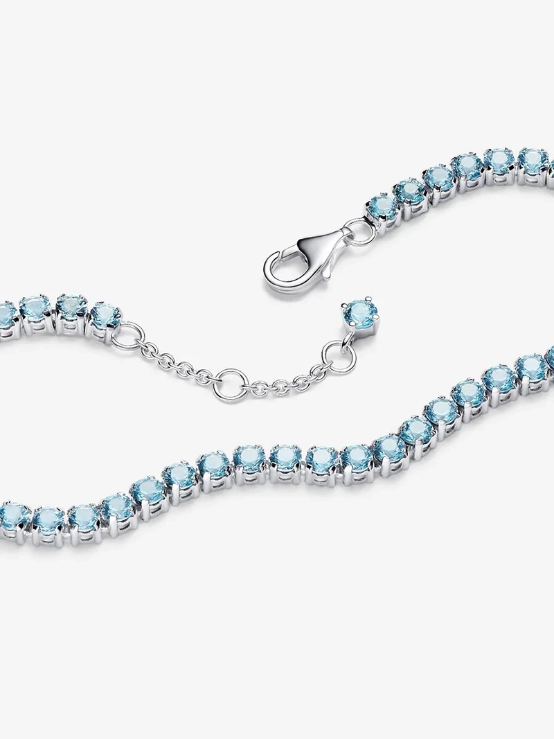 Glittrande ljusblått tennisarmband från Pandora i sterlingsilver med akvamarinblåa konstgjorda kristaller.