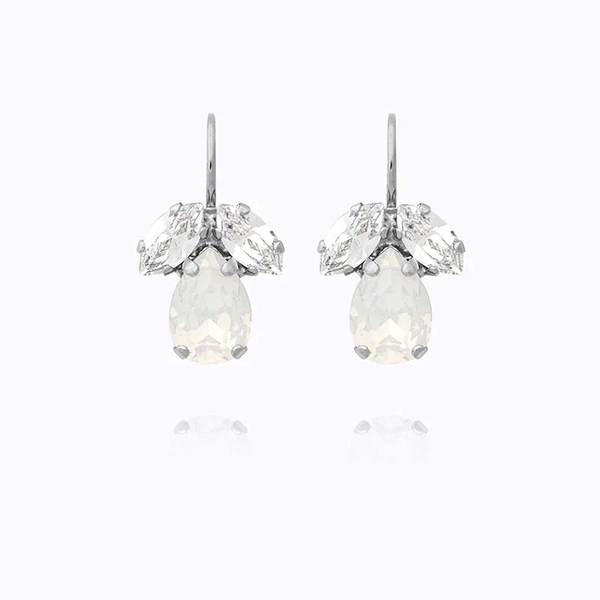 Petite Timo Clasp Earrings Rhodium White Opal + Crystal - Caroline Svedbom - Nopea toimitus ja lahjapakkaus - Nordic Spectra