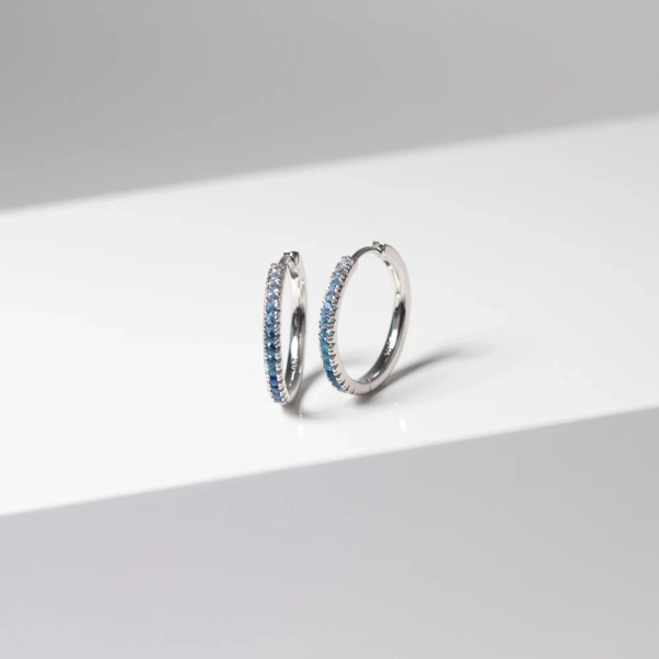 Ellera Grande Örhängen Blå från Sif Jakobs i silver med gnistrande Cubic Zirconia-stenar