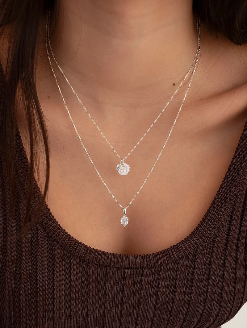elegant halsband i återvunnet sterling silver med droppformad kubisk zirkon