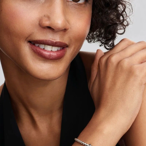 Självlysande Kista Öppningsbar Berlock från Pandora. Berlock i äkta silver med budskapet "Yours forever". Perfekt för Halloween-stil med extra dimension. Unik och förtrollande smyckesdetalj.