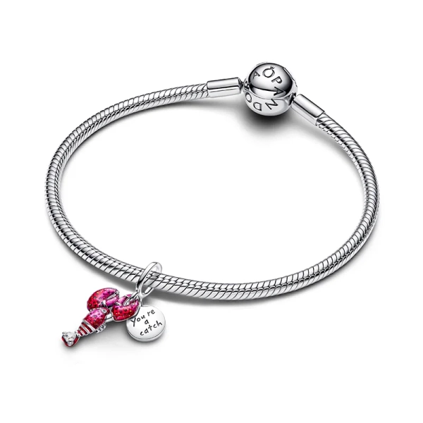 Sterlingsilver hummerberlock med hjärtslipad zirkonia och röd emalj. Graverad med "you're a catch". Perfekt gåva för Alla hjärtans dag.