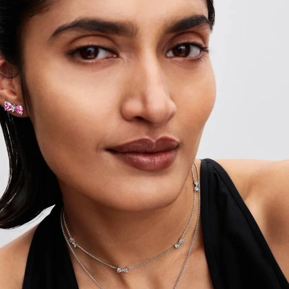 Halsbandet Rosetter Multi från Pandora Timeless är en hyllning till styrka och skönhet med vackra rosetter smyckade med kubisk zirkonia.