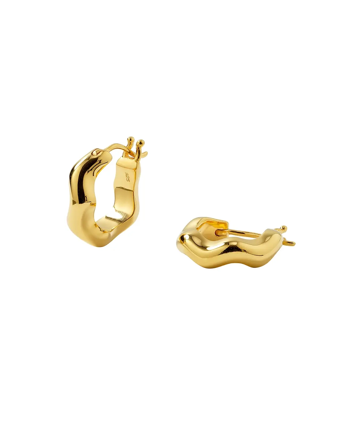 Bolded Wavy Earrings Gold - Syster P - Snabb leverans & Gratis paketinslagning - Nordic Spectra