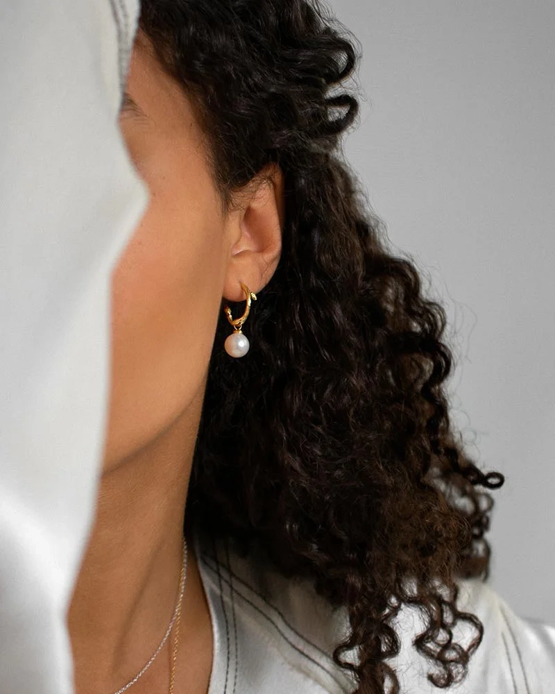 Branch Pearl Hoops Gold - Drakenberg/Sjölin Örhängen- Snabb leverans & paketinslagning - Nordic Spectra