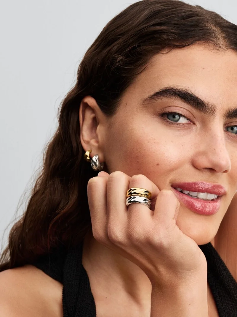 Pandoras räfflade breda bandring i 14 karats guldplätering är ett modigt smycke med vågigt designmönster som utstrålar självförtroende. Frihet och individualitet i stil och elegans.