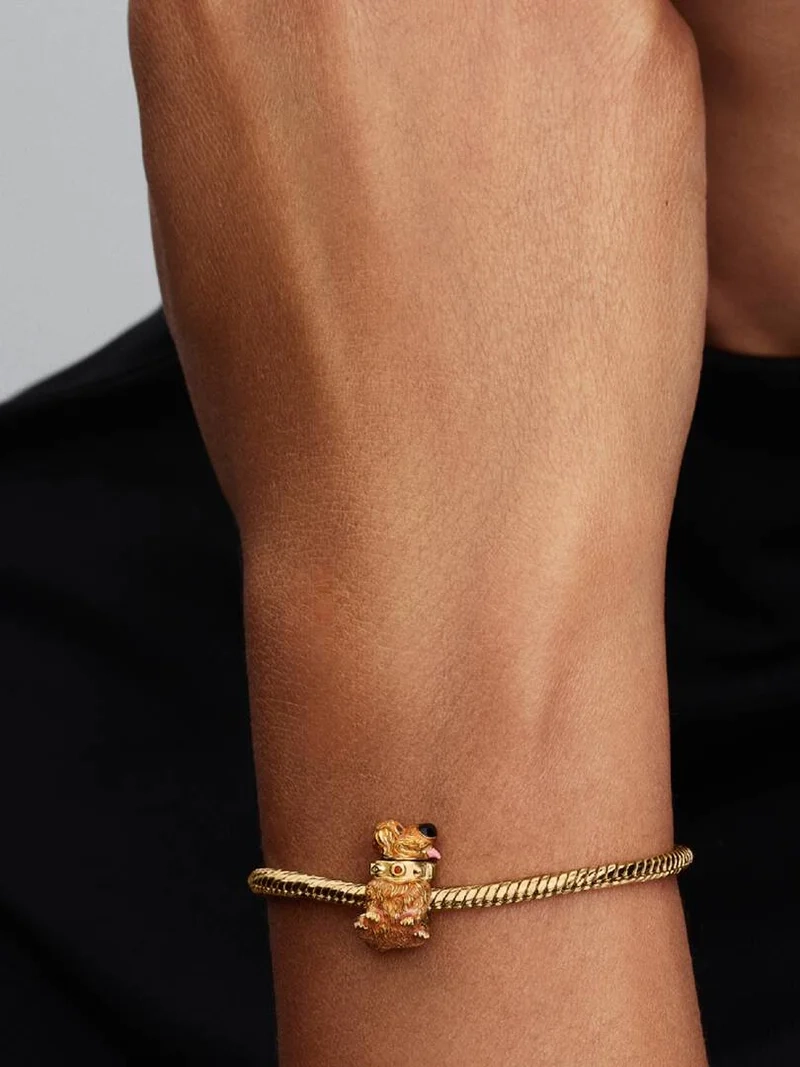 Emaille-Details und graviertem Text.