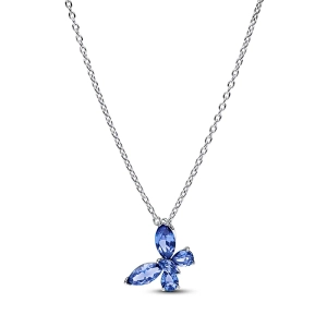 Blaue Schmetterlingskette mit marquise- und birnenförmigen blauen Kristallen aus Sterlingsilber. Dieses elegante Schmuckstück unterstreicht Ihren Stil und verleiht Ihrem Outfit zusätzlichen Glanz.