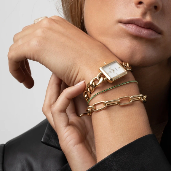 ein elegantes und schmales Armband aus 18 Karat vergoldetem Silber mit funkelnden Zirkonia-Steinen.