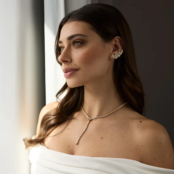 perfekt för moderna brudar. Från Caroline Svedbom Bridal Collection.