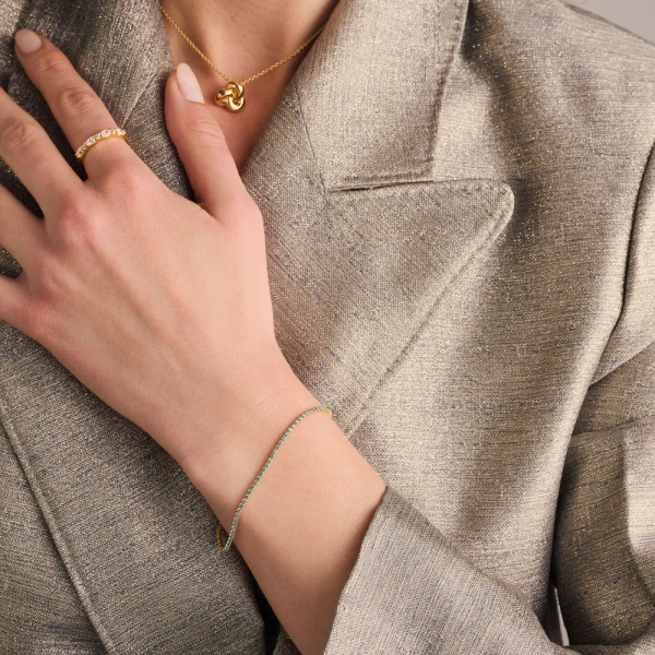 ein elegantes und schmales Armband aus 18 Karat vergoldetem Silber mit Zirkonia-Steinen.