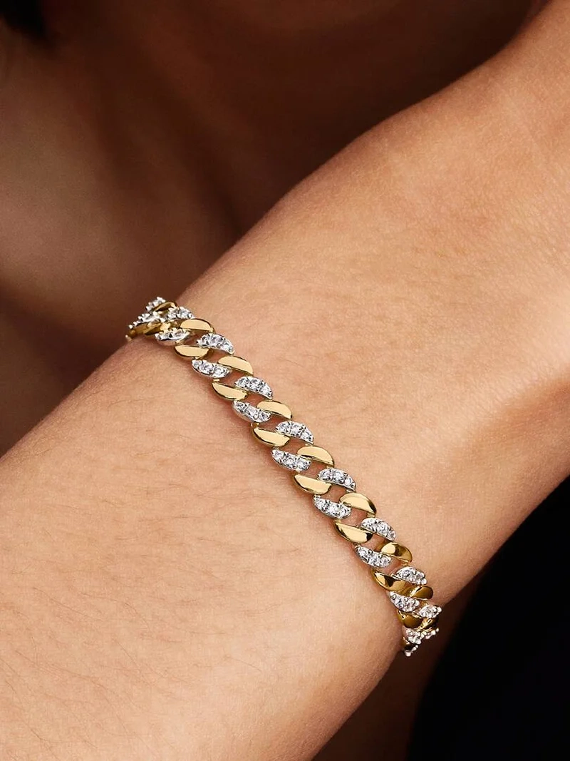 Glittrande Pansarkedja Two-tone Armband från Pandora Timeless kollektionen. Skimrande kubiska zirkoniastenar i sterlingsilver och förgyllt med 14 karat guld. Elegans och lyx i varje detalj.