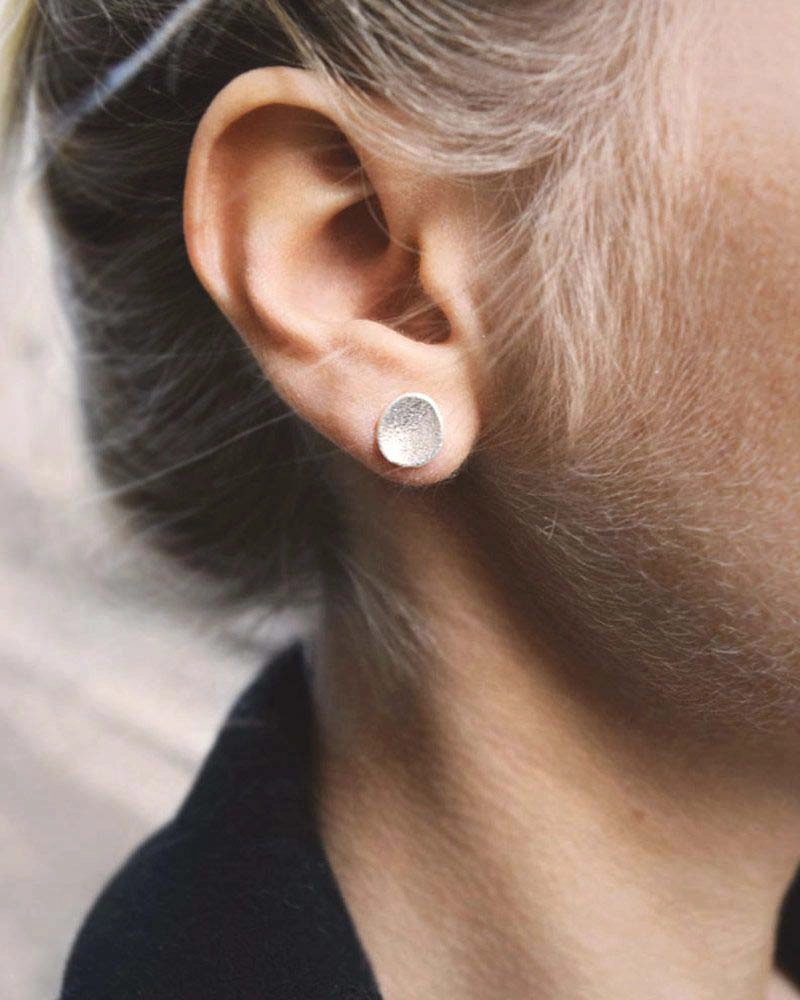 Rocky Shore Studs - Drakenberg Sjölin Örhängen - Snabb frakt & paketinslagning - Nordicspectra.se