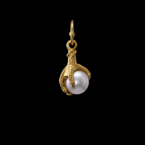 Claw Pearl Earring Gold: elegant örhänge i 18K guldpläterat silver med sötvattenpärla från Maria Nilsdotter.